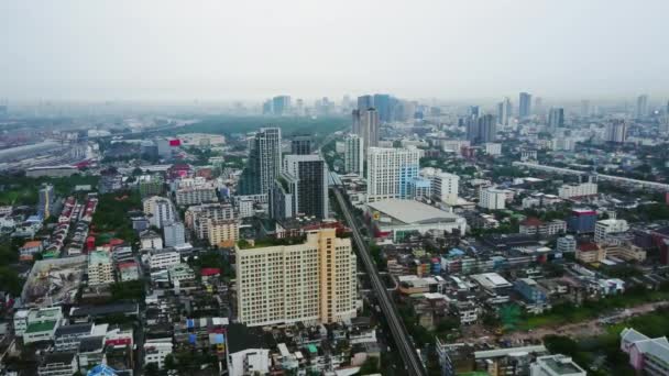 Vista superior de rascacielos en una gran ciudad. Paisaje urbano de la ciudad en Asia Tailandia. Vista superior de la ciudad moderna en Tailandia — Vídeo de stock