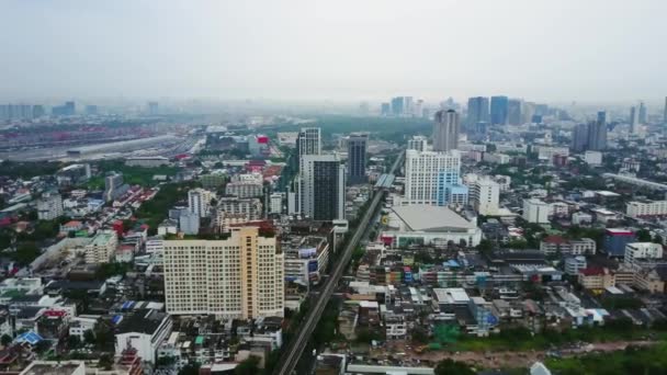 大都会の高層ビルの平面図です。アジアのタイの都市の街並み。タイの近代的な都市のトップ ビュー — ストック動画