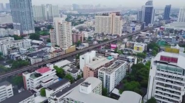 Üstten Görünüm şehir ve gökyüzü tren istasyonu'ndan çıkıyor Bangkok. Modern kent ve gidiş traine Üstten Görünüm