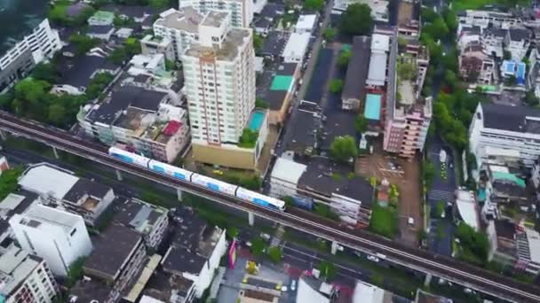 Widok z góry miasto i Sky Train Bangkok wychodzisz z dworca. Widok z góry nowoczesne miasto i będzie równowaŜny — Wideo stockowe