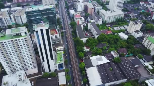 Vue de dessus d'une ville mondiale de HongKong avec des bâtiments de développement, des transports, des infrastructures énergétiques. Centres financiers et d'affaires dans la ville chinoise développée — Video