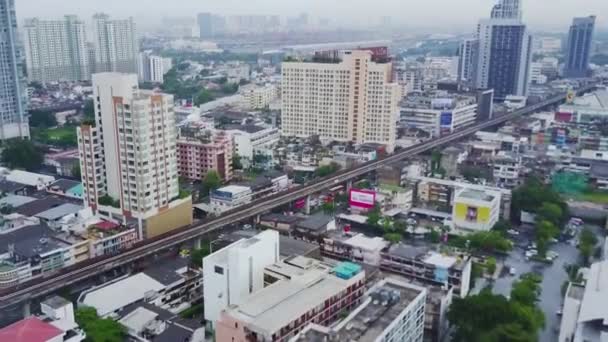 Luchtfoto van een verbazingwekkende landschap op een stad van China met moderne wolkenkrabbers en ondernemingen. Bovenaanzicht op een ontwikkelde Hong Kong stad met kantoorgebouwen en geavanceerde infrastructuur — Stockvideo