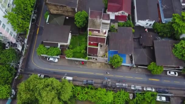 Top View of Suburban Nabolag i Bangkok. Luftfoto af parkering og tag toppe af Thailand boligudvikling. Top visning af boliger – Stock-video