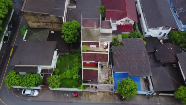 Bovenaanzicht van suburbane wijk in Bangkok. Luchtfoto van parkeren en dak toppen van Thailand woningbouw. Bovenaanzicht van woonhuis — Stockvideo