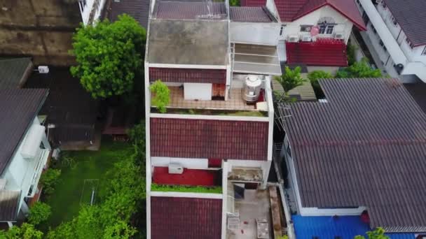 Bovenaanzicht van suburbane wijk in Bangkok. Luchtfoto van parkeren en dak toppen van Thailand woningbouw. Bovenaanzicht van woonhuis — Stockvideo