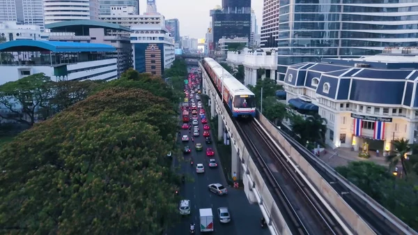 Vue grand angle du train à monorail surélevé, passant entre les gratte-ciel du quartier financier de Shimbashi. Vue du haut de la ville où passent les trains — Photo