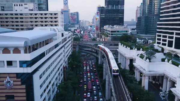 Vue grand angle du train à monorail surélevé, passant entre les gratte-ciel du quartier financier de Shimbashi. Vue du haut de la ville où passent les trains — Photo