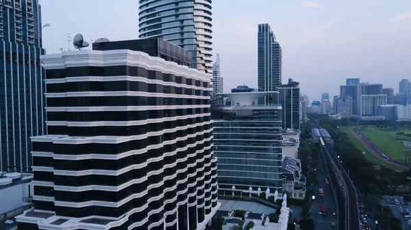 Vue de dessus de la ville moderne avec un grand flux de voitures debout dans la circulation. Aérien d'une ville développée avec des immeubles de bureaux et des infrastructures avancées — Photo