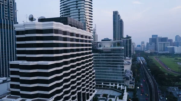 Вид сверху на современный город с большим потоком машин, стоящих в пробке. Аэропорт развитого города с офисными зданиями и развитой инфраструктурой — стоковое фото