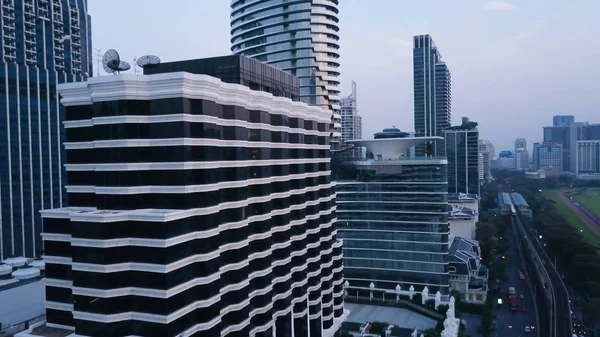 交通に立っている車の大きな流れと現代都市のトップビュー。オフィスビルと高度なインフラを備えた開発された町の空中 — ストック写真