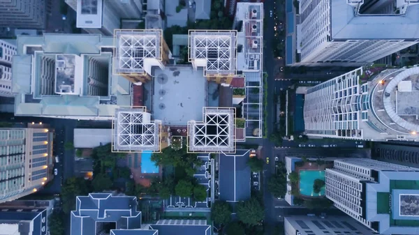 Bovenaanzicht van de moderne stad met wolkenkrabbers. Luchtfoto van een verbazingwekkende landschap op een stad met moderne wolkenkrabbers en ondernemingen. Top uitzicht op een ontwikkelde stad met kantoorgebouwen en geavanceerde — Stockfoto