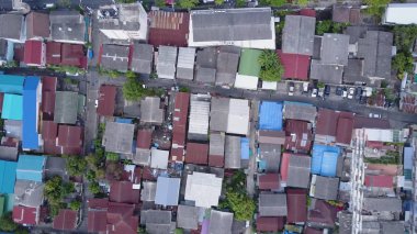 Güzel manzara evleri kiremitli çatıları ile tepesinden. Üstten Görünüm şehrin modern ve eski evlerin. Cityscape kasaba ve şehir en iyi görünümü. Eski ve modern mimarisi farklı stilleri. Otantik