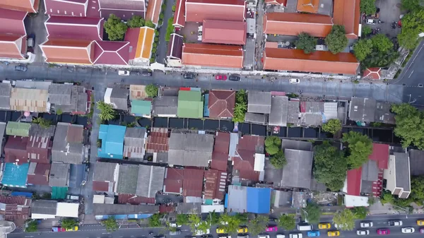 Bonita vista desde la parte superior de las casas con techos de baldosas. Vista superior de las casas modernas y antiguas de la ciudad. Paisaje urbano de la ciudad y la ciudad desde la vista superior. Arquitectura antigua y moderna de diferentes estilos. Auténtico —  Fotos de Stock