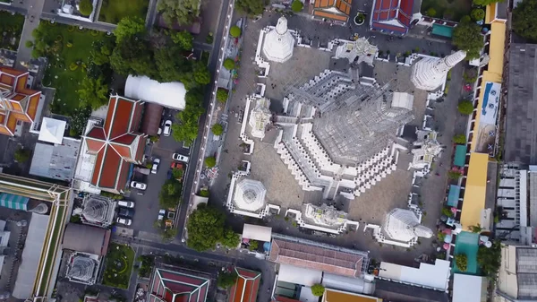 Bonita vista desde la parte superior de las casas con techos de baldosas. Vista superior de las casas modernas y antiguas de la ciudad. Paisaje urbano de la ciudad y la ciudad desde la vista superior. Arquitectura antigua y moderna de diferentes estilos. Auténtico — Foto de Stock