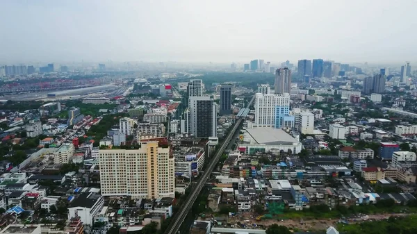 Von oben auf Wolkenkratzer in einer Großstadt. Stadtbild der Stadt in Asien-Thailand. Draufsicht auf die moderne Stadt in Thailand — Stockfoto