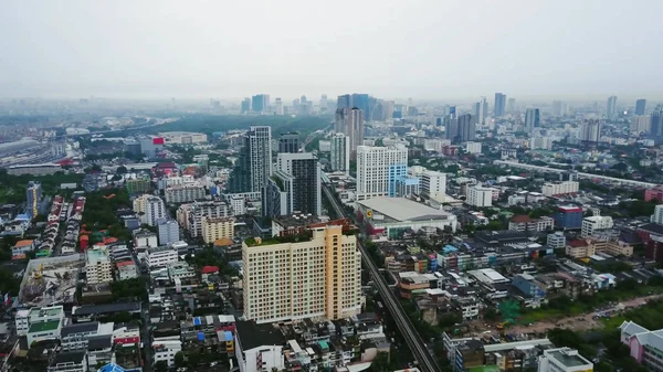 大都会の高層ビルの平面図です。アジアのタイの都市の街並み。タイの近代的な都市のトップ ビュー — ストック写真