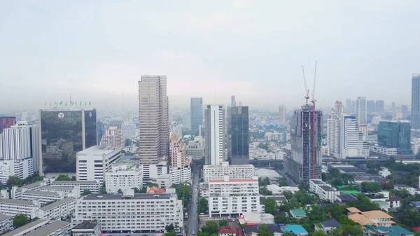 Aérea de un paisaje increíble en una ciudad de China con rascacielos modernos y empresas. Vista superior de una ciudad desarrollada de Hong Kong con edificios de oficinas e infraestructura avanzada — Foto de Stock