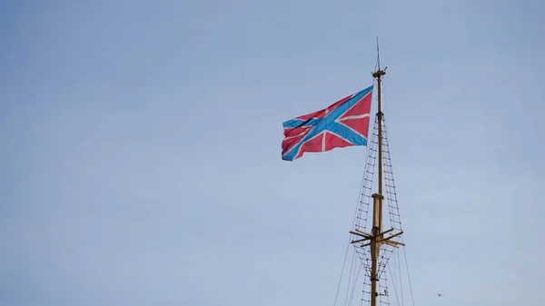 旗帜随风吹来, 以信号让船看到这是岸边。船旗在风中飞翔 — 图库照片