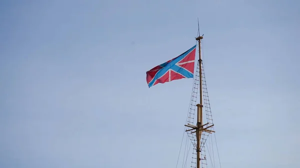 Bandera con viento soplando, para señalar dejar que el barco para ver que esta es la orilla. Bandera en barco ondeando en el viento — Foto de Stock