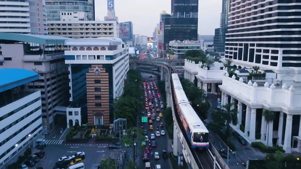 Vista de ângulo largo do trem de monotrilho elevado, passando entre arranha-céus no distrito financeiro de Shimbashi. Vista do topo da cidade onde passam trens — Fotografia de Stock