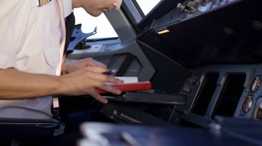 Bir uçağın kokpit aletleri kontrol bir pilot. Dikiz kurumsal jet kontrol işletim pilot. pilot tüm sistemleri kontrol eder. Arkadan Görünüş pilot ve yardımcı pilot kontrollerin işletim