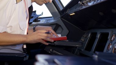 Bir uçağın kokpit aletleri kontrol bir pilot. Dikiz kurumsal jet kontrol işletim pilot. pilot tüm sistemleri kontrol eder. Arkadan Görünüş pilot ve yardımcı pilot kontrollerin işletim