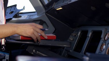 Bir uçağın kokpit aletleri kontrol bir pilot. Dikiz kurumsal jet kontrol işletim pilot. pilot tüm sistemleri kontrol eder. Arkadan Görünüş pilot ve yardımcı pilot kontrollerin işletim