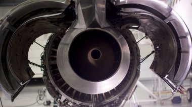 Ağır bakım altında uçak motoru. Uçak bakım, tasfiye uçak motoru. Uçak ağır bakım altında şasi