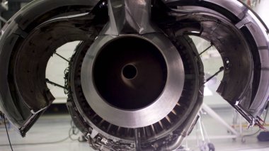 Ağır bakım altında uçak motoru. Uçak bakım, tasfiye uçak motoru. Uçak ağır bakım altında şasi