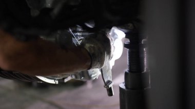 Sakin işçi uçak makine ve şasi kontrol. Uçak bakım mekanik uçak kasa olup olmadığını denetler. Yeni kasa bir uçakta yükleme. Mühendis şasi denetler. Havaalanı işçisi makinist