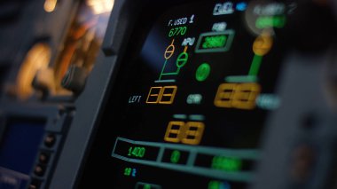 Bir yolcu uçağı otomatik pilot denetim öğesi. Anahtarları bir uçak uçuş güvertesinde paneli. Kollarını bir kişilik motorlu uçağının itme. Pilot uçak kontrol eder. Mekik bilgisayarı, kokpit