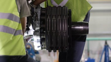 Sakin işçi uçak makine ve şasi kontrol. Uçak bakım mekanik uçak kasa olup olmadığını denetler. Yeni kasa bir uçakta yükleme. Mühendis şasi denetler. Havaalanı işçisi makinist
