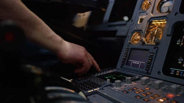 Painel de interruptores em um convés de voo de avião. Elemento de controlo do piloto automático de um avião. Piloto controla a aeronave. Computador de bordo, cockpit — Fotografia de Stock