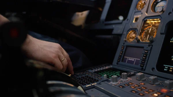 Pannello di interruttori su una cabina di pilotaggio di un aereo. Elemento di controllo del pilota automatico di un aereo di linea. Pilota controlla l'aereo. Computer di bordo, cabina di pilotaggio — Foto Stock