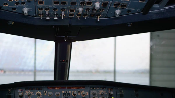 Un pilote vérifie les instruments dans un poste de pilotage d'avion. Vue arrière des commandes d'exploitation des pilotes d'avions d'affaires. le pilote vérifie tous les systèmes. Vue arrière des commandes d'exploitation du pilote et du copilote de — Photo