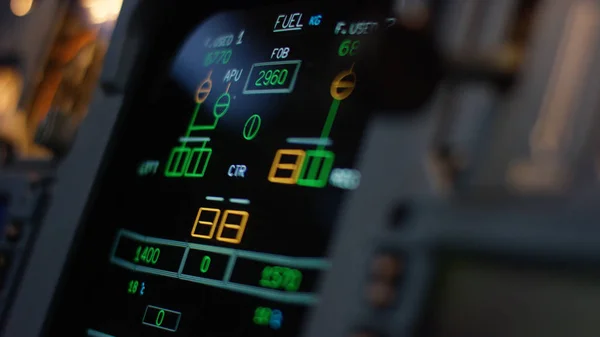 Bir yolcu uçağı otomatik pilot denetim öğesi. Anahtarları bir uçak uçuş güvertesinde paneli. Kollarını bir kişilik motorlu uçağının itme. Pilot uçak kontrol eder. Mekik bilgisayarı, kokpit — Stok fotoğraf
