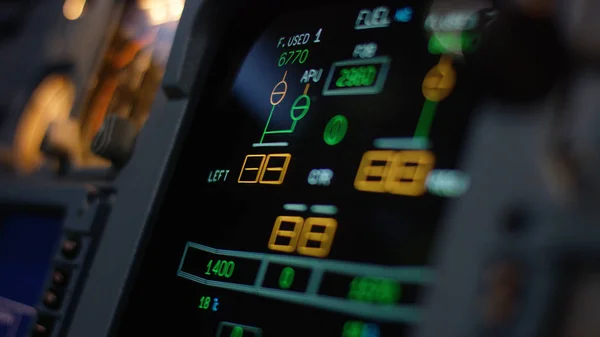 Bir yolcu uçağı otomatik pilot denetim öğesi. Anahtarları bir uçak uçuş güvertesinde paneli. Kollarını bir kişilik motorlu uçağının itme. Pilot uçak kontrol eder. Mekik bilgisayarı, kokpit — Stok fotoğraf
