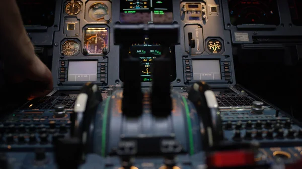 Leve di spinta di un aereo di linea bimotore. Leve di spinta sul quadro strumenti del piedistallo centrale. Interruttori e quadranti visibili in background . — Foto Stock