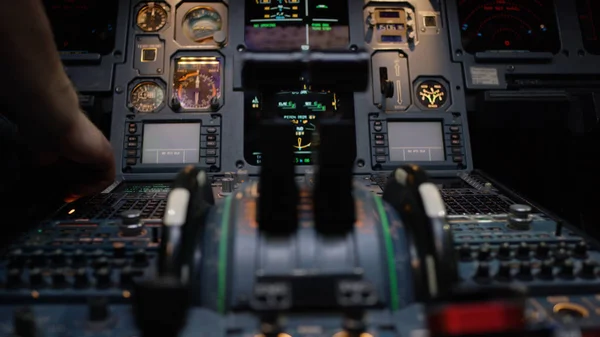 Kollarını bir kişilik motorlu uçağının itme. Kollarını Merkezi Kaide gösterge paneli üzerinde itme. Anahtarlar ve aramalar arka planda görünür. — Stok fotoğraf