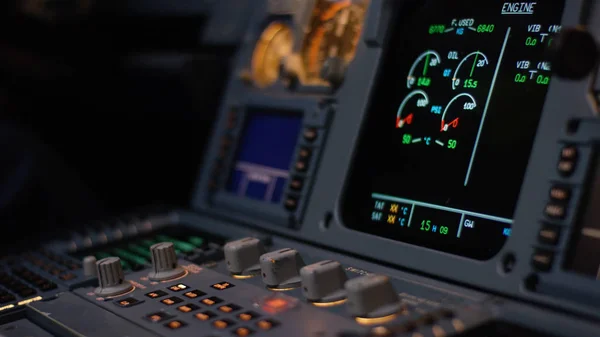 Elemento de controlo do piloto automático de um avião. Painel de interruptores em um convés de voo de avião. Alavancas de pressão de um avião de dois motores. Piloto controla a aeronave. Computador de bordo, cockpit — Fotografia de Stock