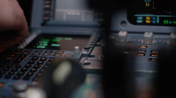 Elemento de control de piloto automático de un avión de pasajeros. Panel de interruptores en la cabina de vuelo de una aeronave. Palancas de empuje de un avión bimotor. El piloto controla la aeronave. ordenador de a bordo, cabina — Foto de Stock