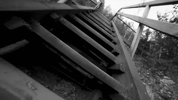 Vista inferior da escada velha céu fundo preto e branco. Filmagem. Thai estilo escada casa de madeira. Ponte de madeira velha no rio — Fotografia de Stock