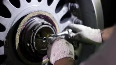 Uçak fren tamir. Uçak tekerlek ve şaft yakın çekim. Büyük uçak lastik şaft ve uçak altında uçağın iniş takımları. Mühendis sabitleme uçak tekerlek