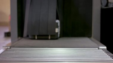Havaalanında check-in kontuarında Bagaj ahbap. X-ray makinesi check-in kontuarında Havaalanı. El bagajı güvenlik kontrolü. Güvenlik denetim noktası havaalanında