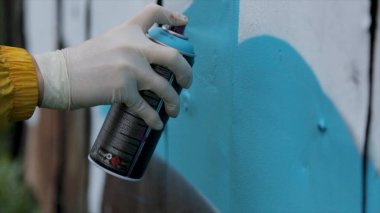 insanlar, sanat, yaratıcılık ve Gençlik Kültür kavramı - sokak duvara sprey boya ile grafiti çizim el kapatın. Grafiti closeup püskürtme