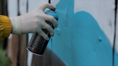 insanlar, sanat, yaratıcılık ve Gençlik Kültür kavramı - sokak duvara sprey boya ile grafiti çizim el kapatın. Grafiti closeup püskürtme