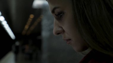 Tablet kullanma ve tren metro istasyonunda bekleyen bir kız. esmer kız metro ve touchpad kullanarak kalır. Moda Gadget'ı. Her zaman temas halinde bir kavramdır.