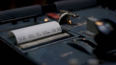 Alış irsaliyesi. Nakit tahsilat harcanan para gösteren. Closeup kasa koyu arka plan üzerinde sayma bir el.