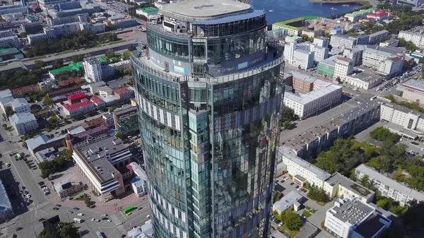 Luftaufnahme von spiegelnden Bürohochhäusern und Stau in einem modernen Finanzviertel. Spiegel des Himmels und des Stadtbildes am Abend mit Glasbogen. Außen vor modernem Gebäude — Stockfoto