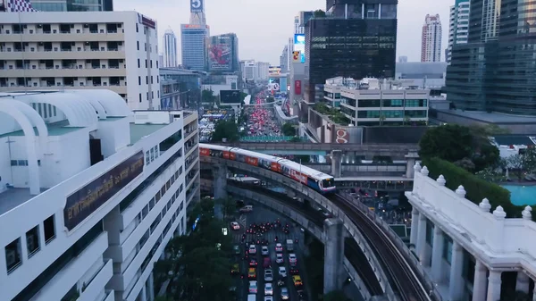 Vista de ângulo largo do trem de monotrilho elevado, passando entre arranha-céus no distrito financeiro de Shimbashi. Vista do topo da cidade onde passam trens — Fotografia de Stock